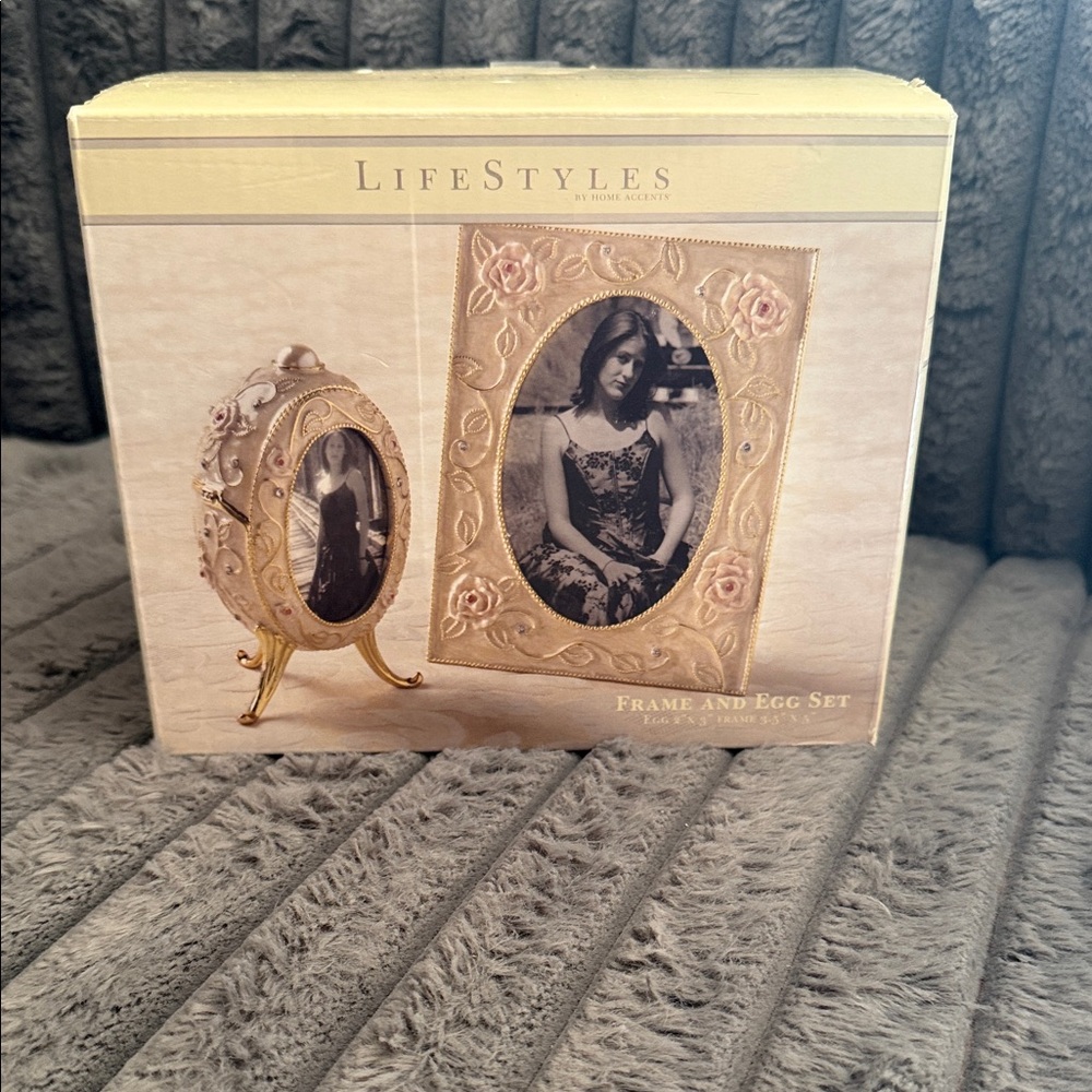 BNIB Lifestyles By Home Accents Gold Frame and Egg Set